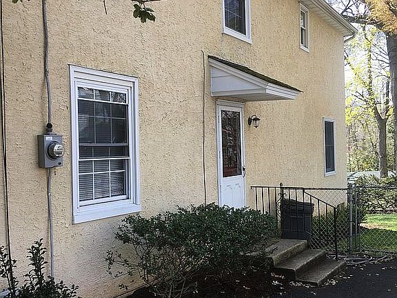 Side entrance/driveway