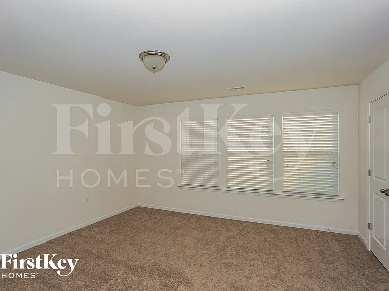 3282 Runneymede St SW — Photo 11