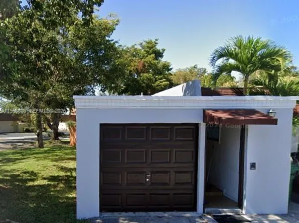 18915 W Lake Dr, Hialeah, FL 33015