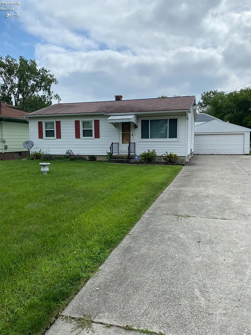 1738 Mills St photo 1