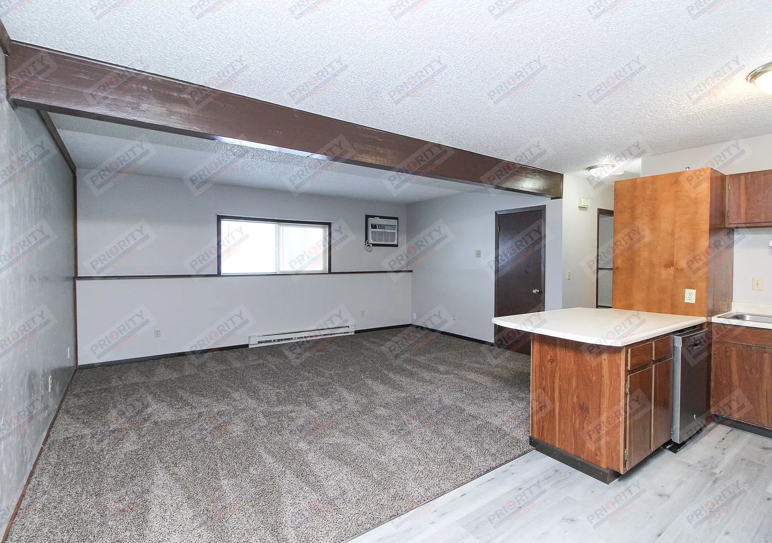 707 Vivian St — Photo 2