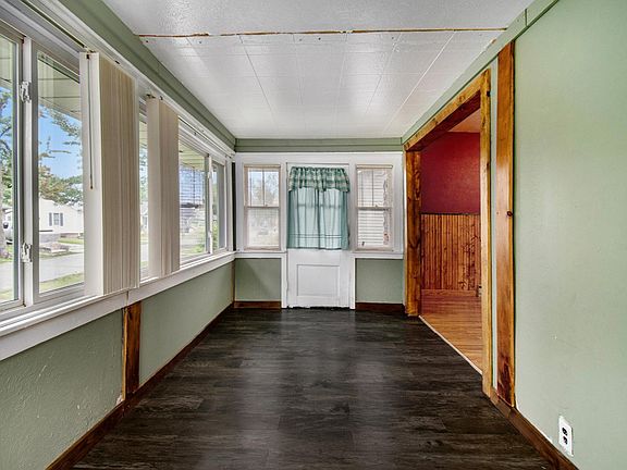 4th image of 228 Manor Ave