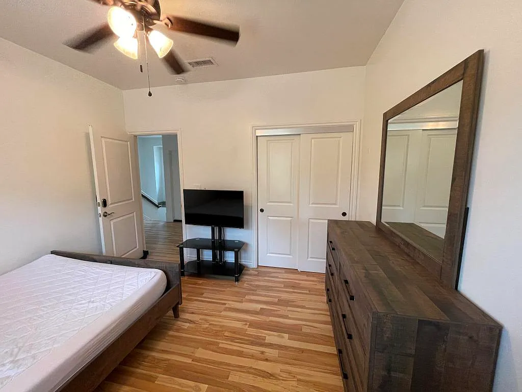 1 bed, 2200 sqft, $975 — Photo 3