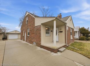 2145 Vernier Rd, Grosse Pointe Woods, MI 48236