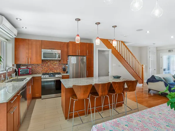 2337 36th St, Long Island City, NY 11105