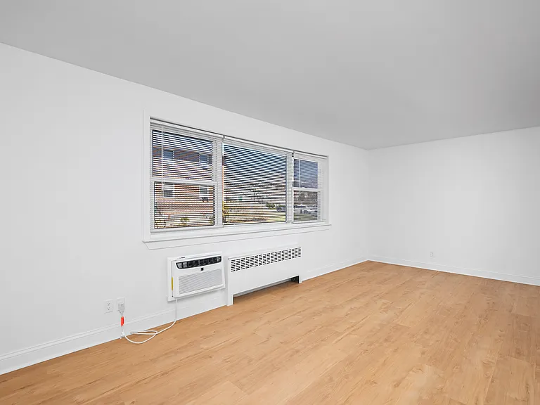 Crestwood Lake Apartments — Photo 57