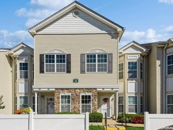 365 Spring Drive #365, East Meadow, NY 11554