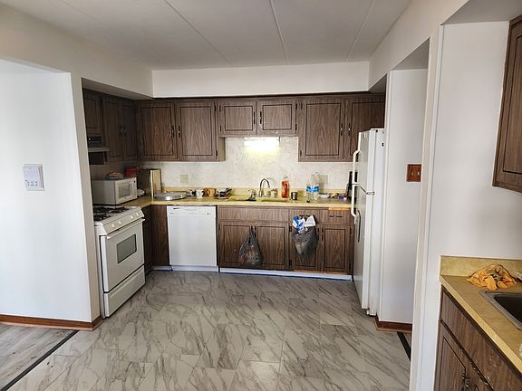 5th image of 4712 W 106th Pl APT 1C