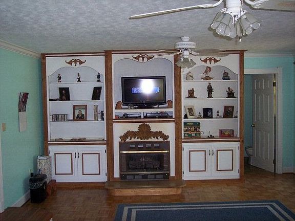 4th image of 282 Oakwood St