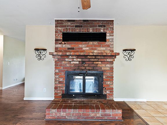 4th image of 16434 Emmett Ln