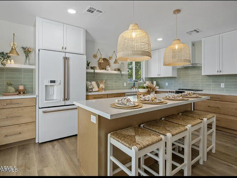 626 E Palomino Dr — Photo 1