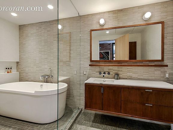 4th image of 468 Greenwich St #2S