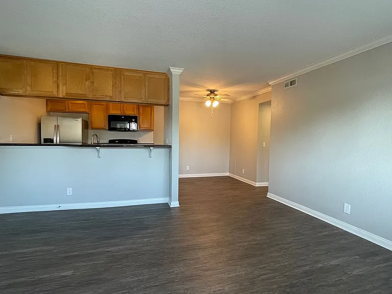Park Plaza Apartments — Photo 37