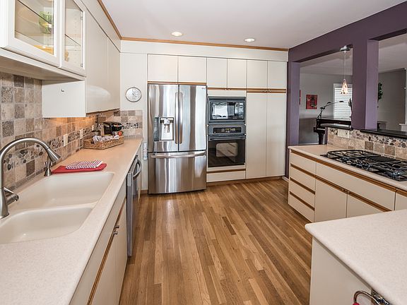 4th image of 8915 N Harborview Dr APT 201