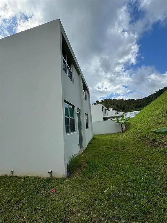 4 bed, 2.5 bath, 1800 sqft, $2,300 — Photo 2