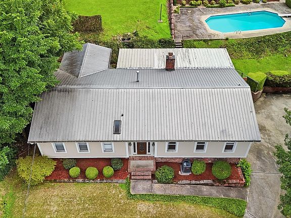 3rd image of 1700 Woodview Cir