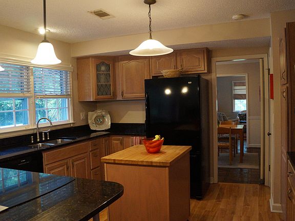 5th image of 7 Lake Court