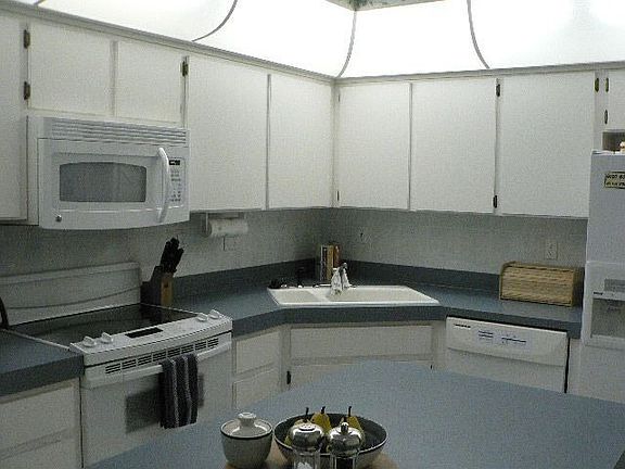 Bright Spacious Kitchen