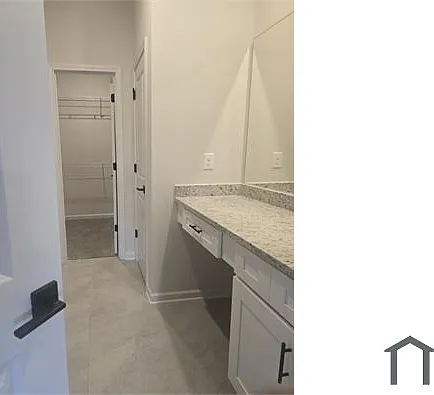 5 bed, 2650 sqft, $3,880 — Photo 3