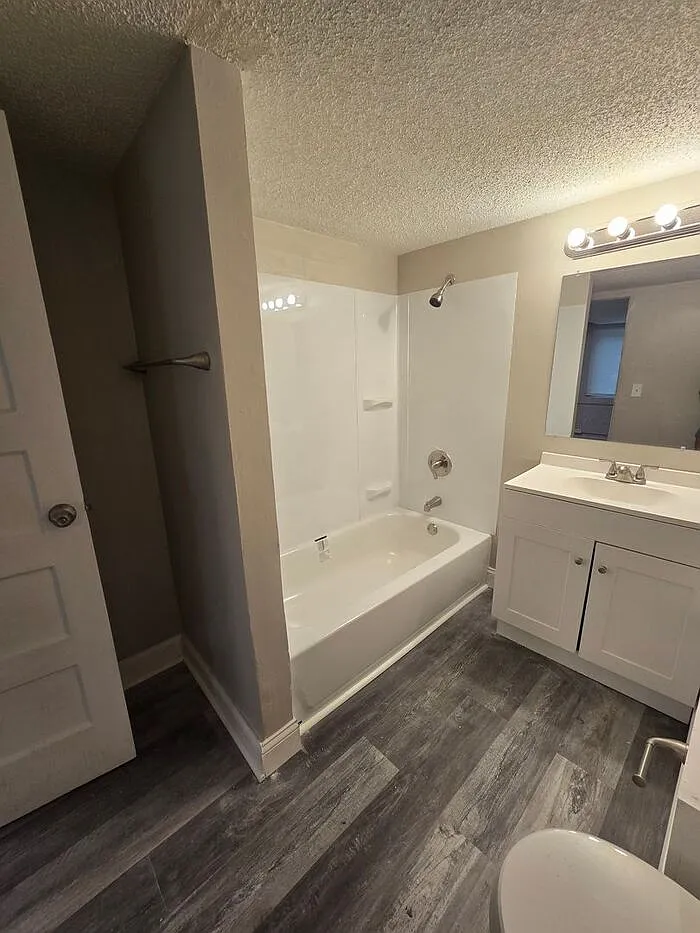 1 bed, 1.0 bath, 1000 sqft, $995 — Photo 2