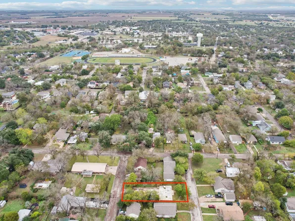 904 James St, Taylor, TX 76574