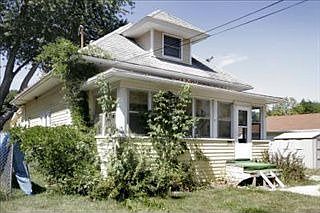 2nd image of 75 Sanderson St