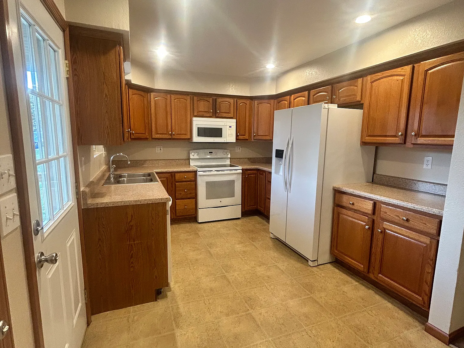 5 bed, 2800 sqft, $2,100 — Photo 4