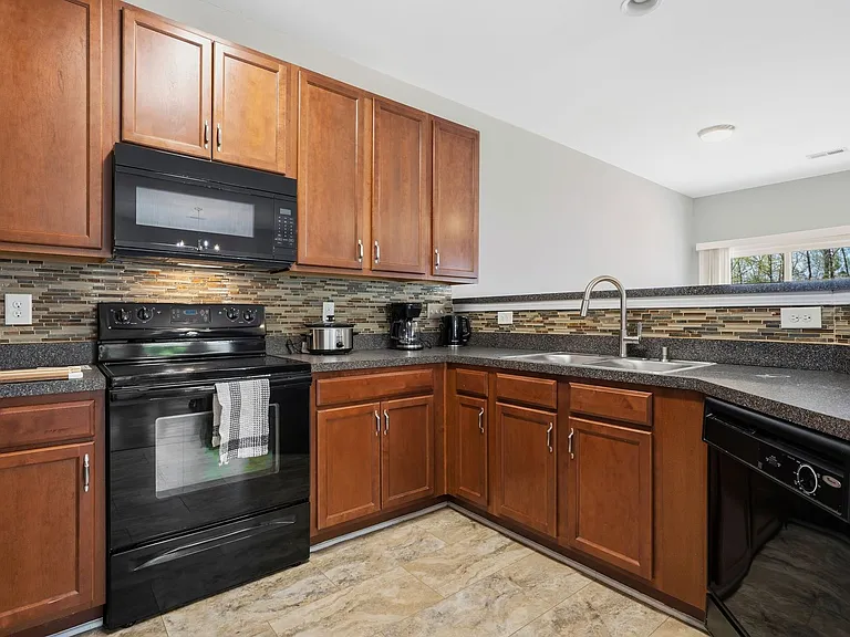 1326 Stone Manor Dr — Photo 5
