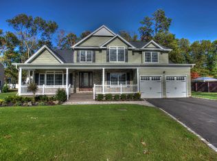 2 Kings Ct, Kings Park, NY 11754