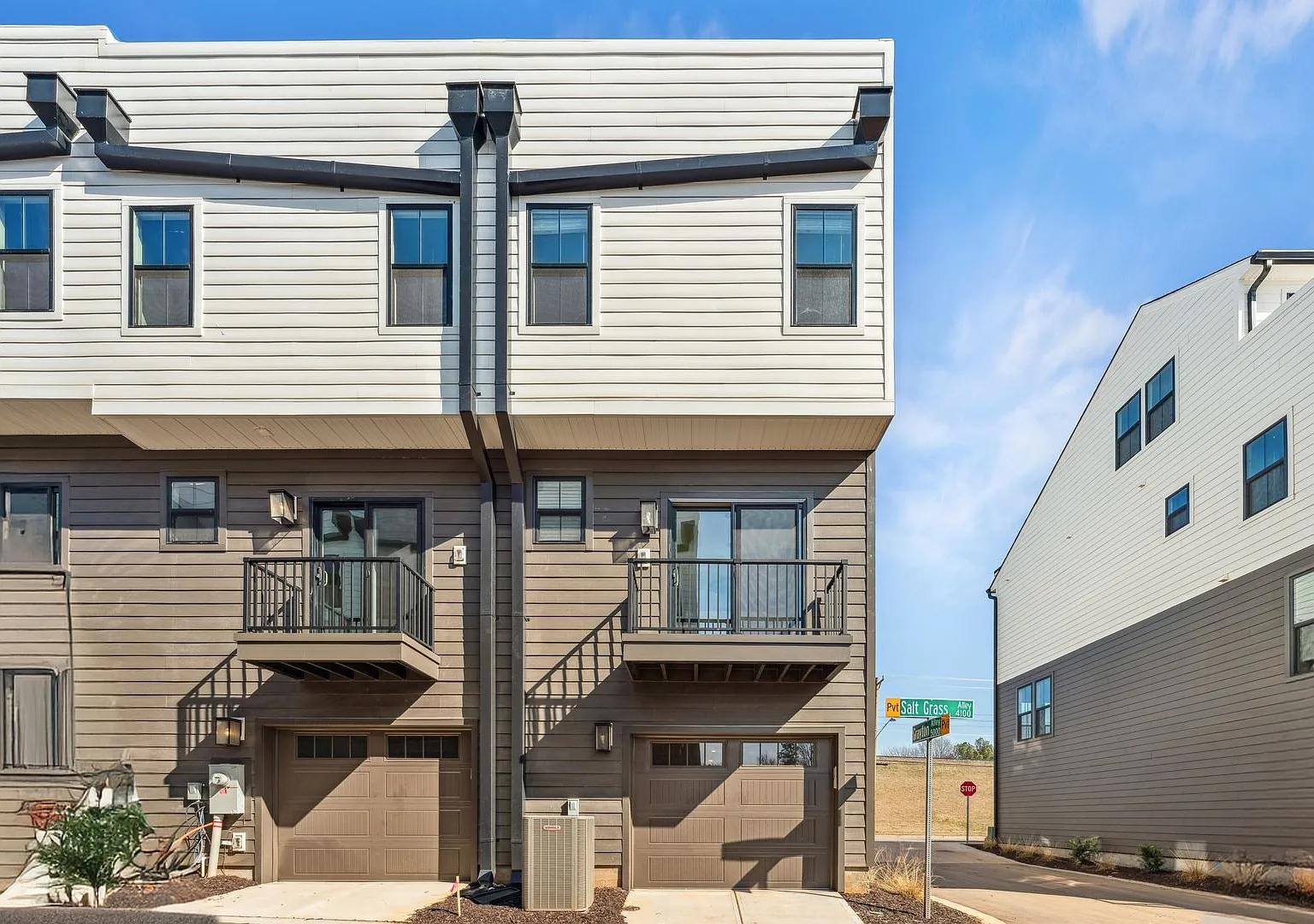 2 BR/2.5BA | Modern End Unit Townhome| 2-Car Garage + rooftop terrace — Photo 2