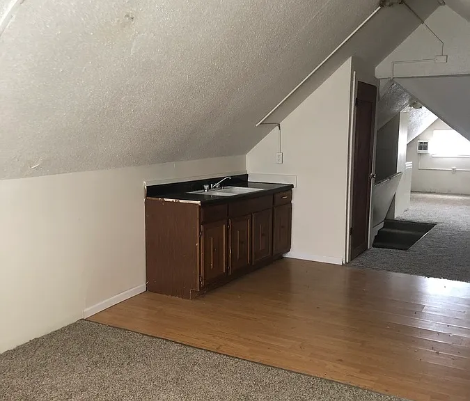 235 SW Tyler St #4 — Photo 6