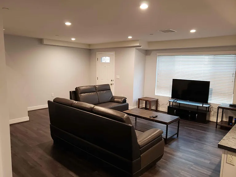 2651 S Hobart Blvd — Photo 11