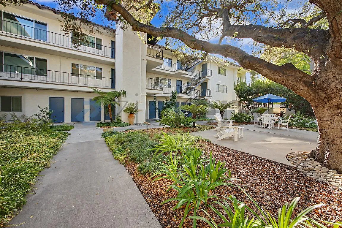 2 bed, 1148 sqft, $4,400 — Photo 1