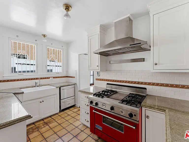 537 N Poinsettia Pl — Photo 7