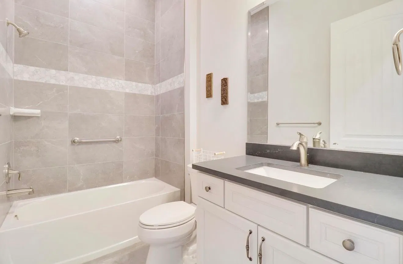 3 bed, 2346 sqft, $5,000 — Photo 2