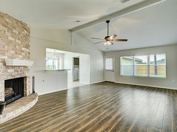 4th image of 1018 Phyllis St