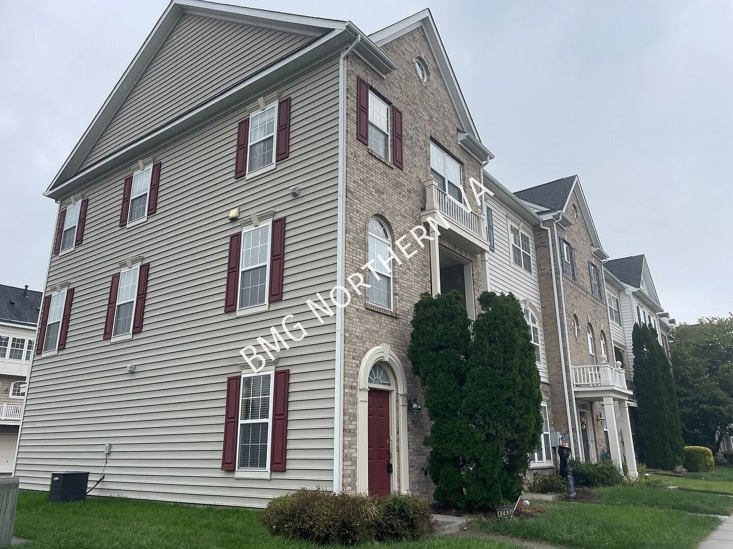 Stunning, Light Filled 3BR/2BA/2HB in Sought After Brambleton — Photo 2