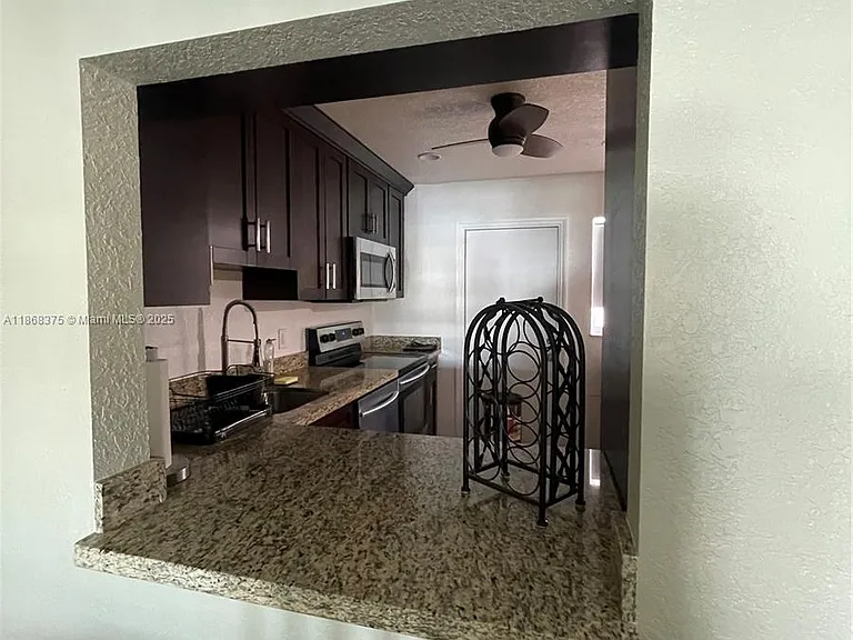 410 SE 2nd St #422 — Photo 8
