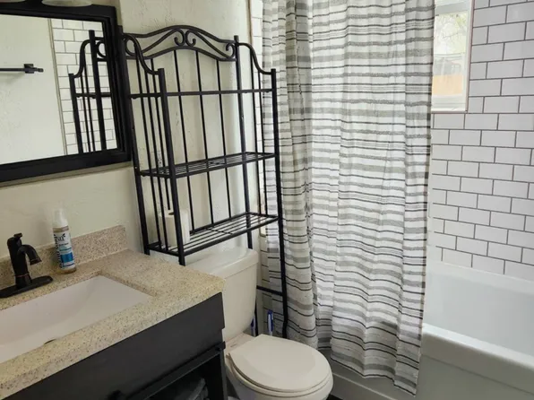 345 7th Ave W APT 2, Dickinson, ND 58601