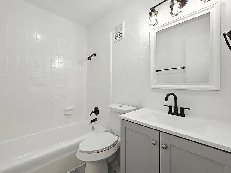 South Crest Apartments: All Bills Paid -Dazzling Dallas Apartments in Quiet Area! — Photo 96