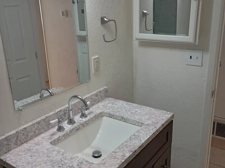 401 N D St #11 — Photo 4