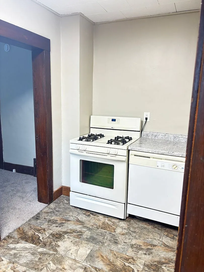 2 Bedroom in Bloomingdale Neighborhood — Photo 3