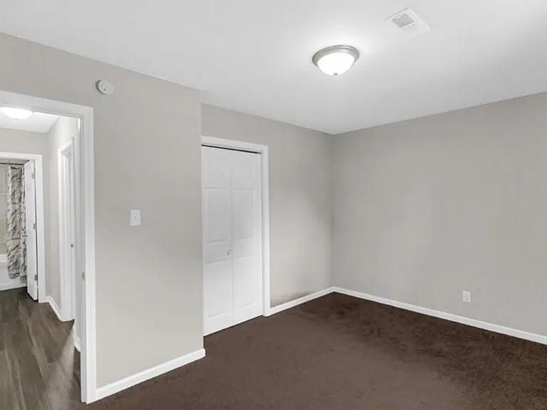 1015 E 36th Pl — Photo 4