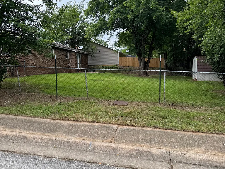 1230 S Sherman Ave — Photo 11