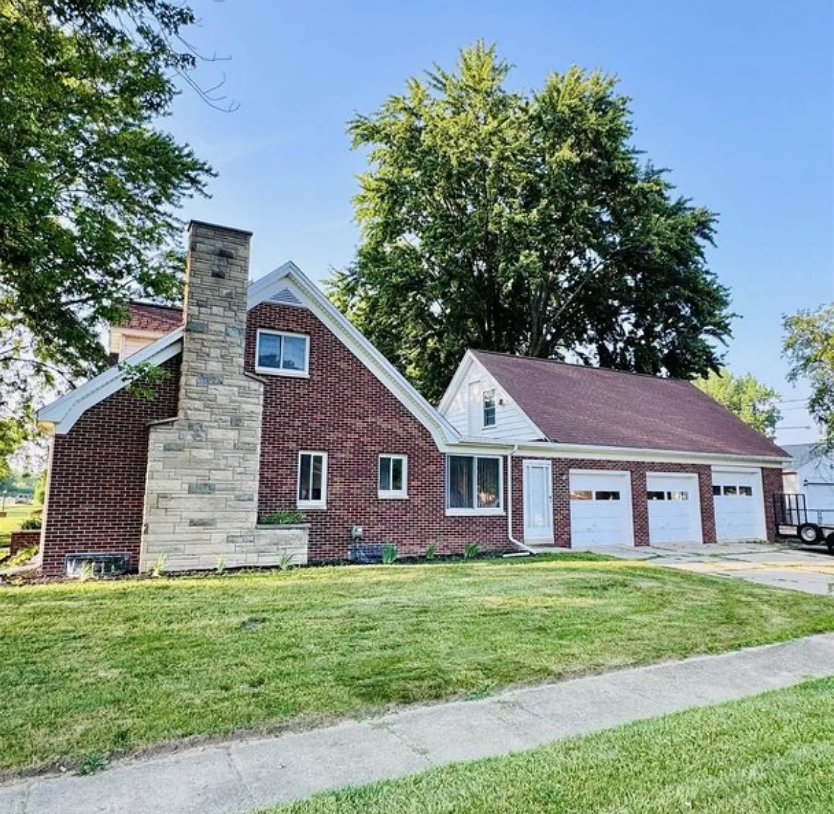 4 bed, 2.5 bath, 1956 sqft, $1,500 — Photo 1