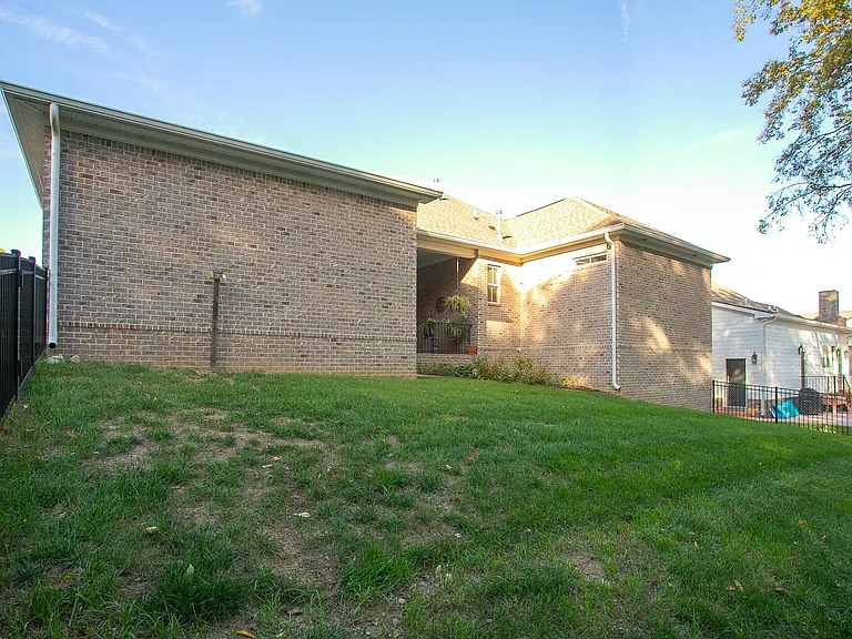 605 Quiet Cir — Photo 27