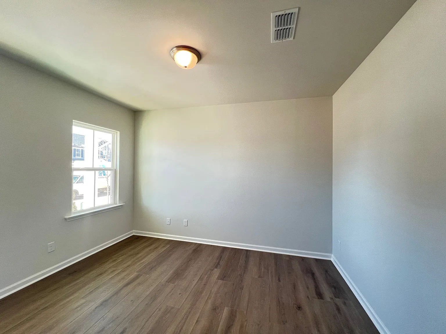 5 bed, 2606 sqft, $2,550 — Photo 2