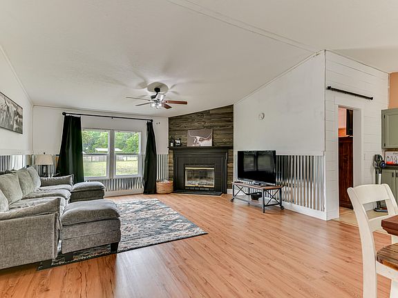 5th image of 2482 Windsor Rd