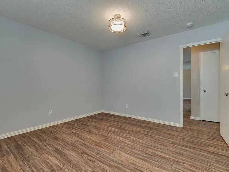 5536 Camarillo Dr — Photo 15