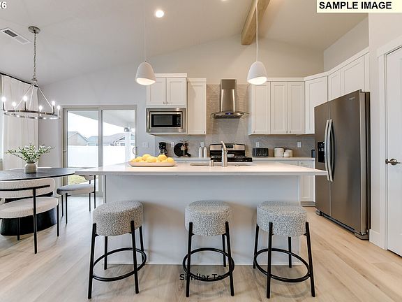 5th image of 211 SW Sparrow St